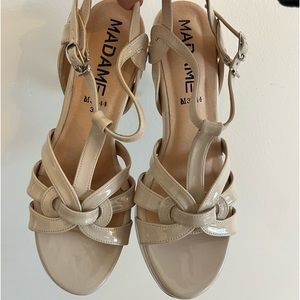 Tribute Platform Sandals in Patent Leather - Beige. US size 7